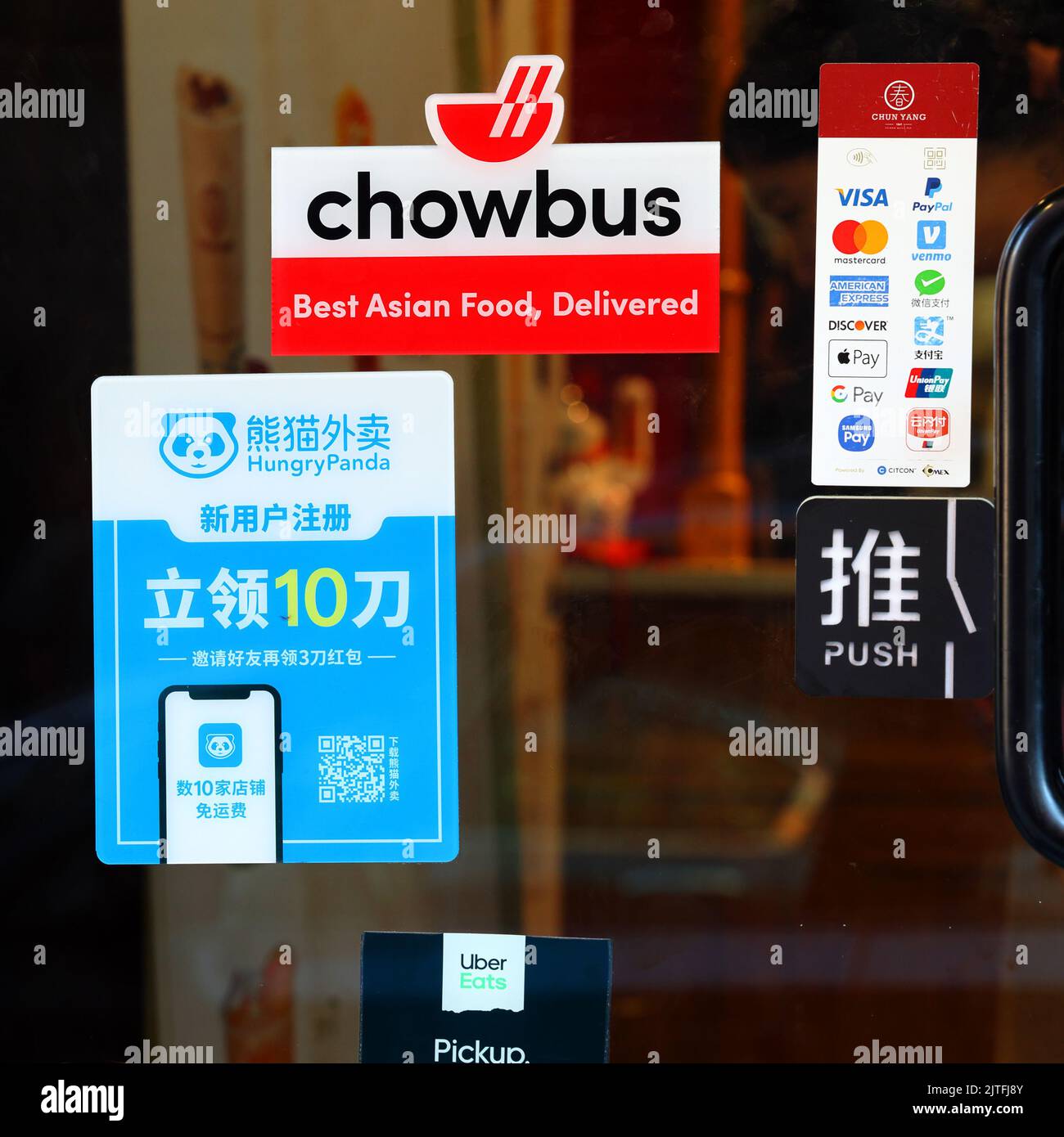 Chowbus, Hungry Panda, Uber frisst App-Aufkleber für die Lebensmittelzustellung und App-Aufkleber für Finanzdienstleistungen an einer Tür zu einem Restaurant. Stockfoto