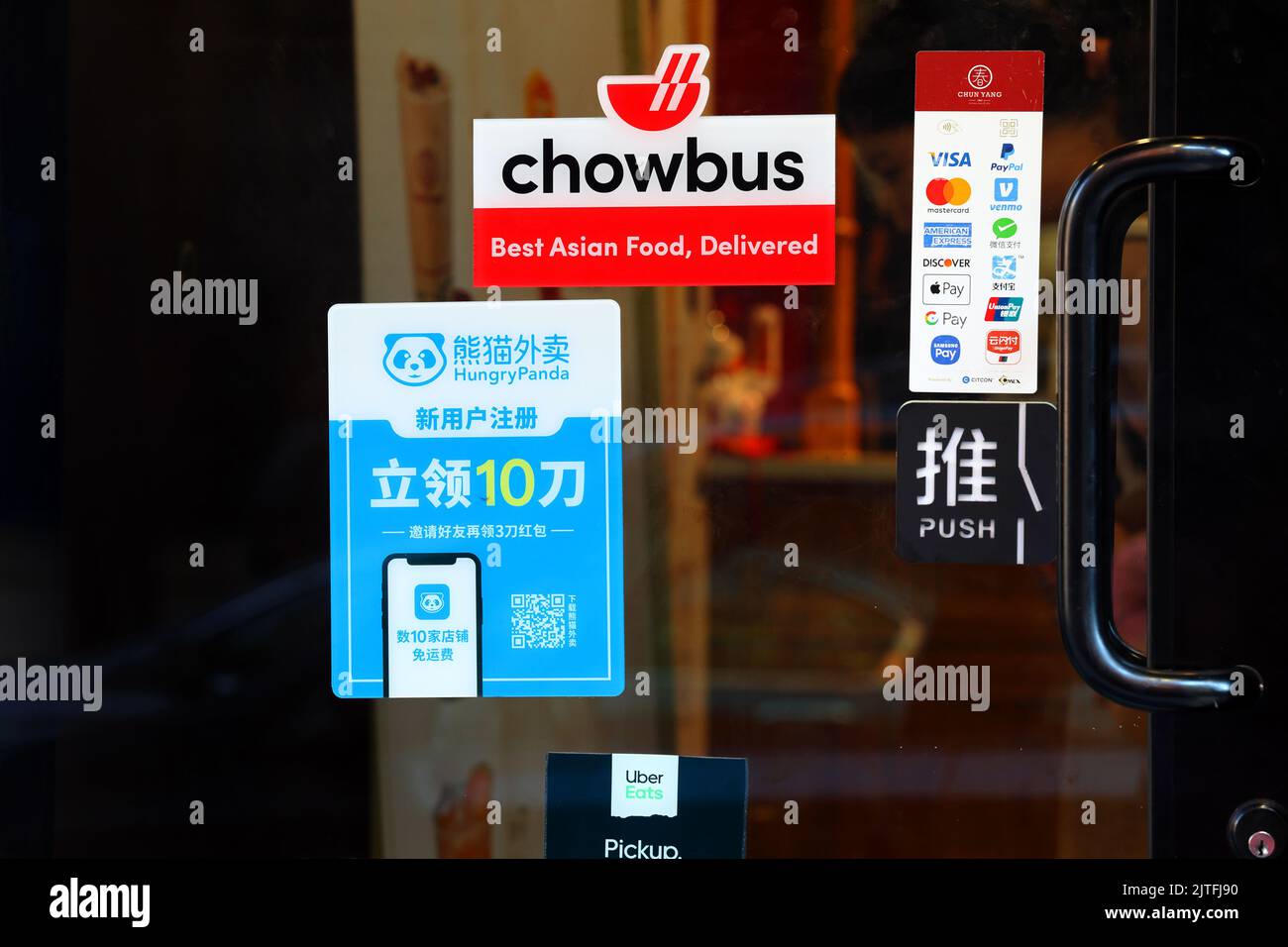 Chowbus, Hungry Panda, Uber frisst App-Aufkleber für die Lebensmittelzustellung und App-Aufkleber für Finanzdienstleistungen an einer Tür zu einem Restaurant. Stockfoto