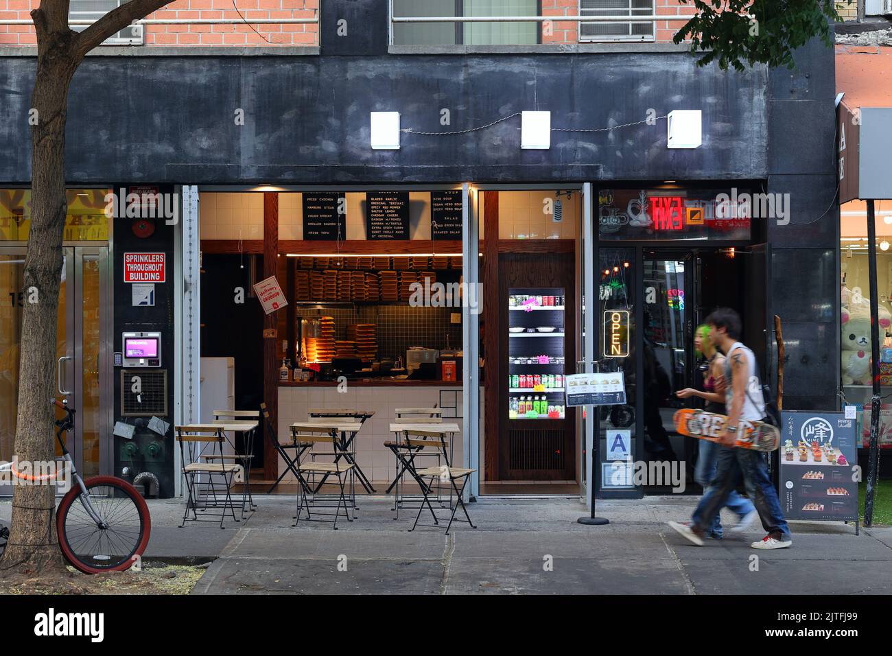 Boxed To-Go, MINE, Gongo, 15 St Marks PL, New York, NYC Foto von einem Bento, einem Sushi-Restaurant und einer Cocktailbar im East Village von Manhattan Stockfoto