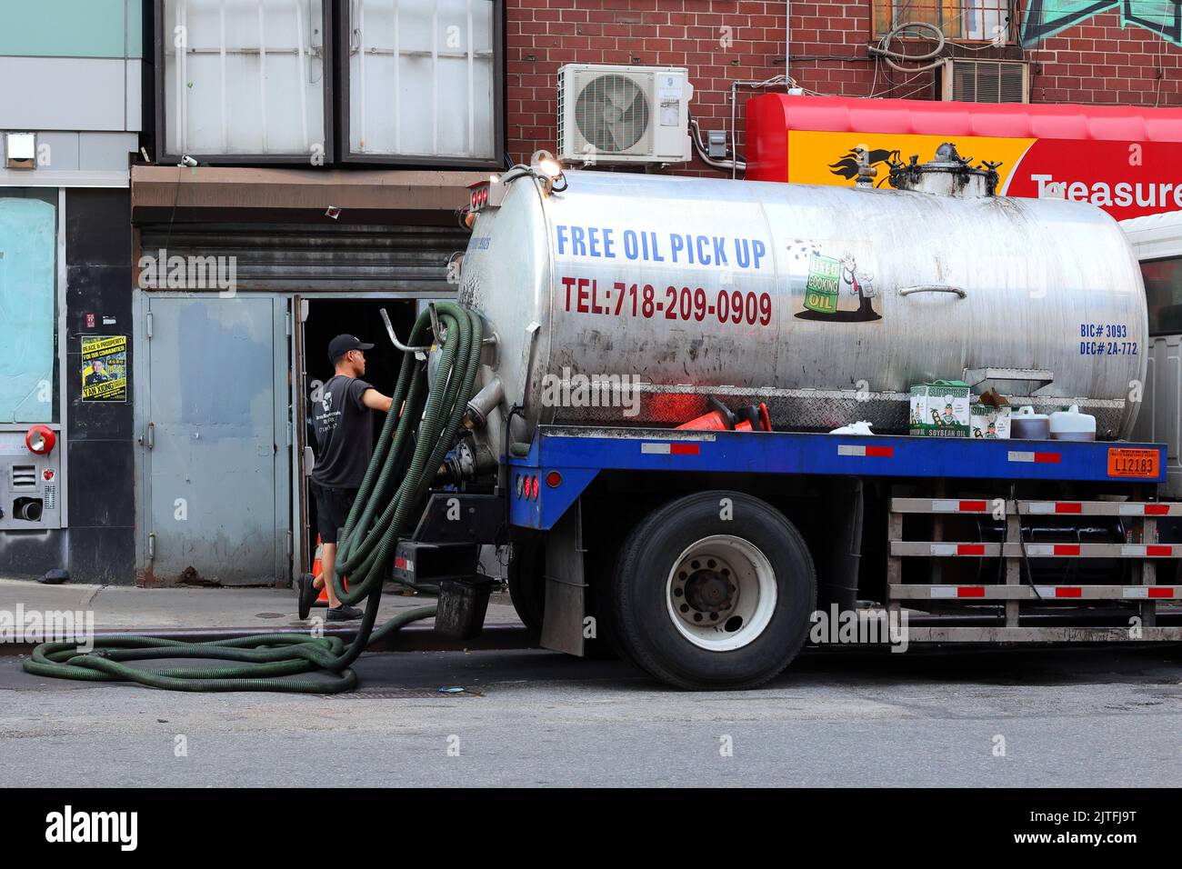 Ein Vakuum-Lkw sammelt gebrautes Speiseöl, Altöl und Fett aus einem Restaurant in Chinatown in New York Manhattan für die Umwandlung in Biodiesel-Kraftstoff. Stockfoto