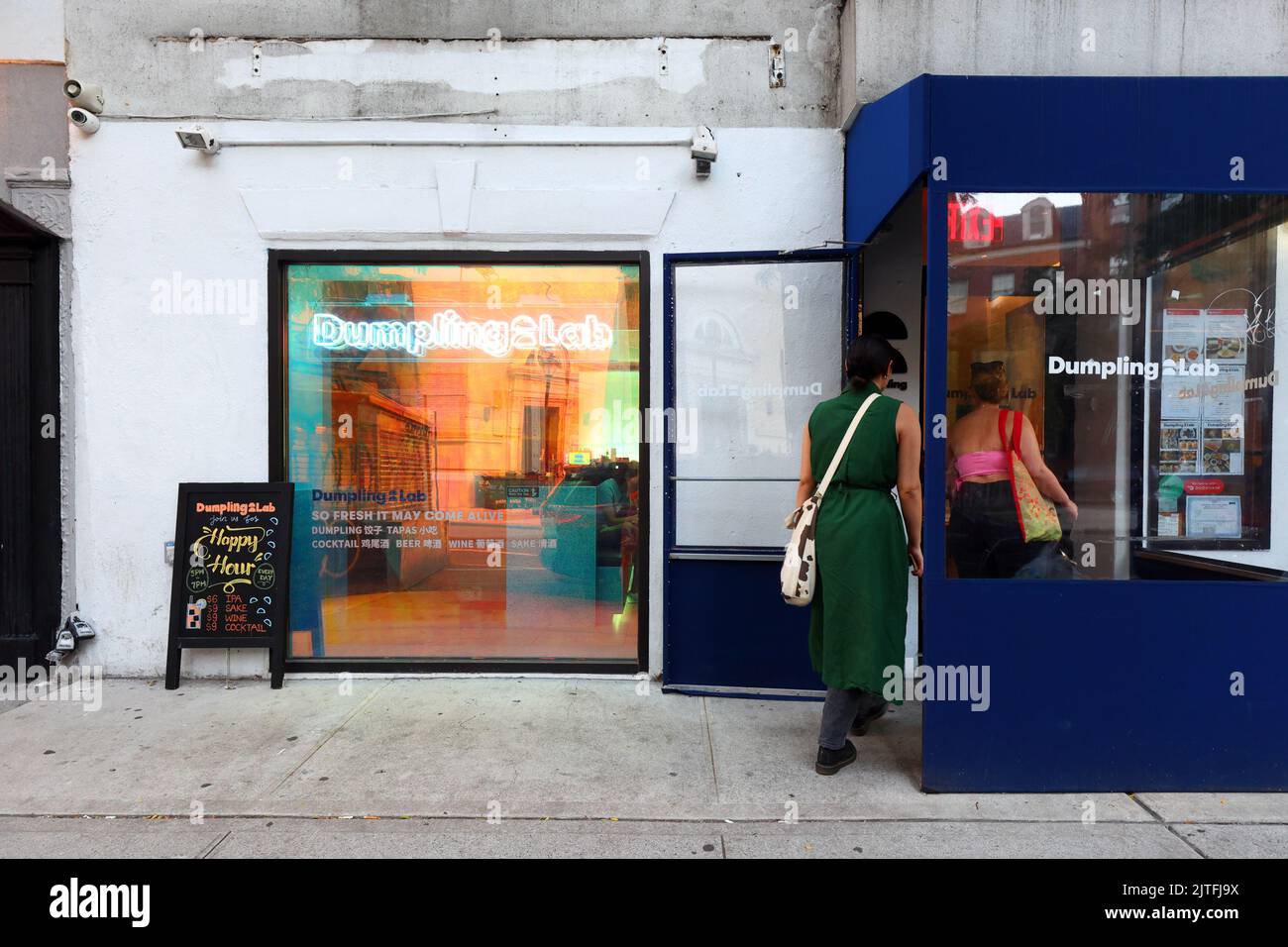 Dumpling Lab, 214 E 9. St, New York. NYC-Schaufensterfoto eines von Tsingtao inspirierten chinesischen Meeresfrüchte- und Knödelrestaurants im East Village von Manhattan Stockfoto