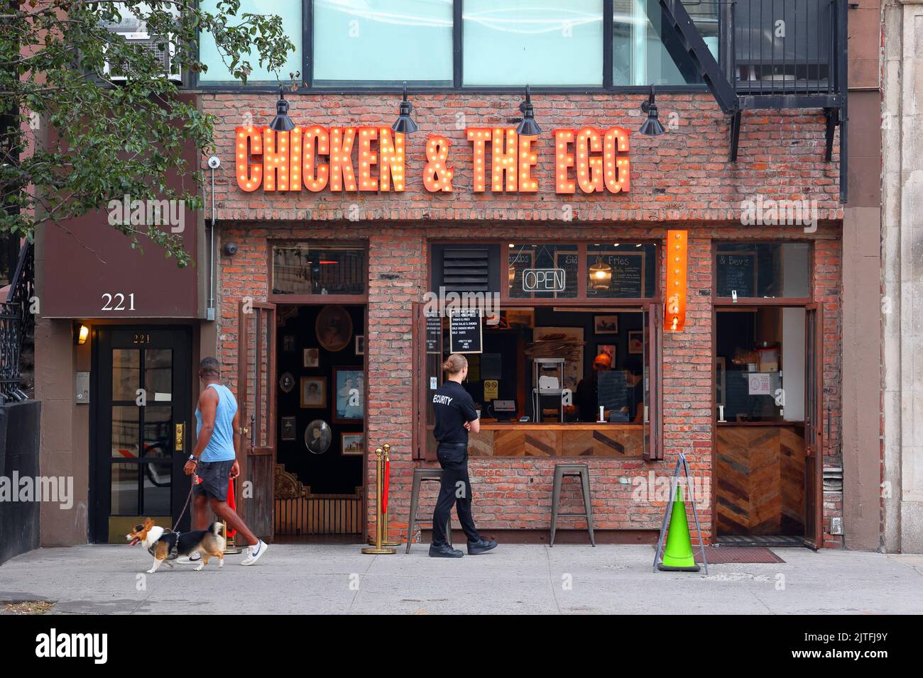 Mit freundlichen Grüßen, Ophelia; Chicken & The Egg, 221 2. Ave, New York. Eine Freisprechbar in einem gebratenen Hühnchen-Sandwich-Laden im East Village von Manhattan Stockfoto