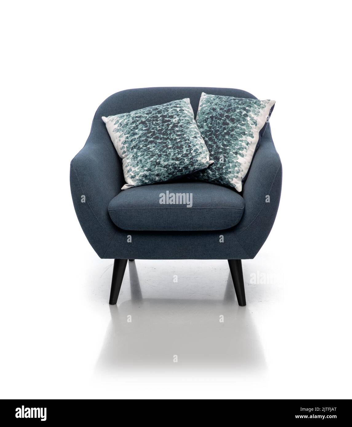 Blauer Sessel mit Kissen auf weißem Hintergrund Stockfoto