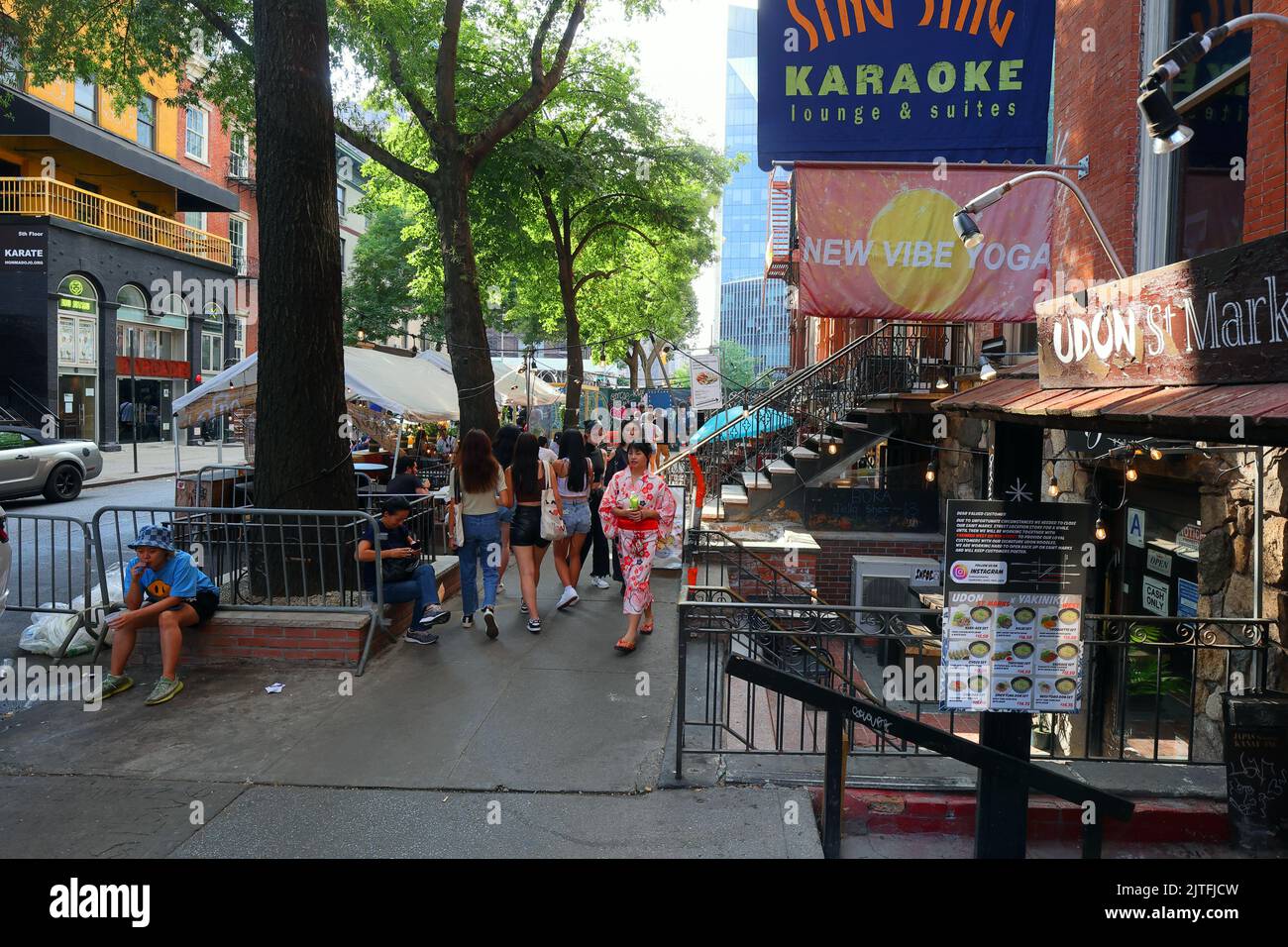 Asiatische Amerikaner, die in Manhattans „Little Tokyo“-Viertel East Village, New York City, entlang des St. Marks Pl. Stockfoto