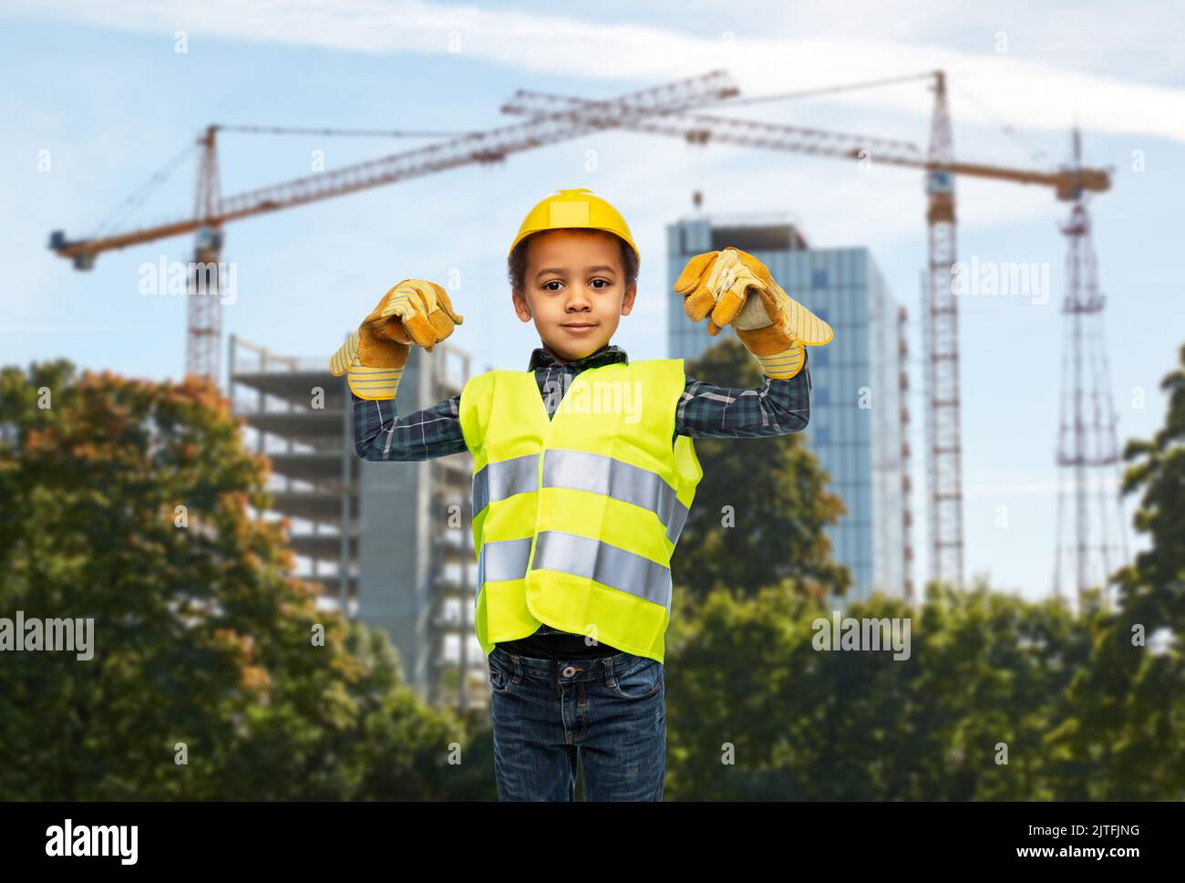 Kleiner Junge, der Macht über die Baustelle zeigt Stockfoto