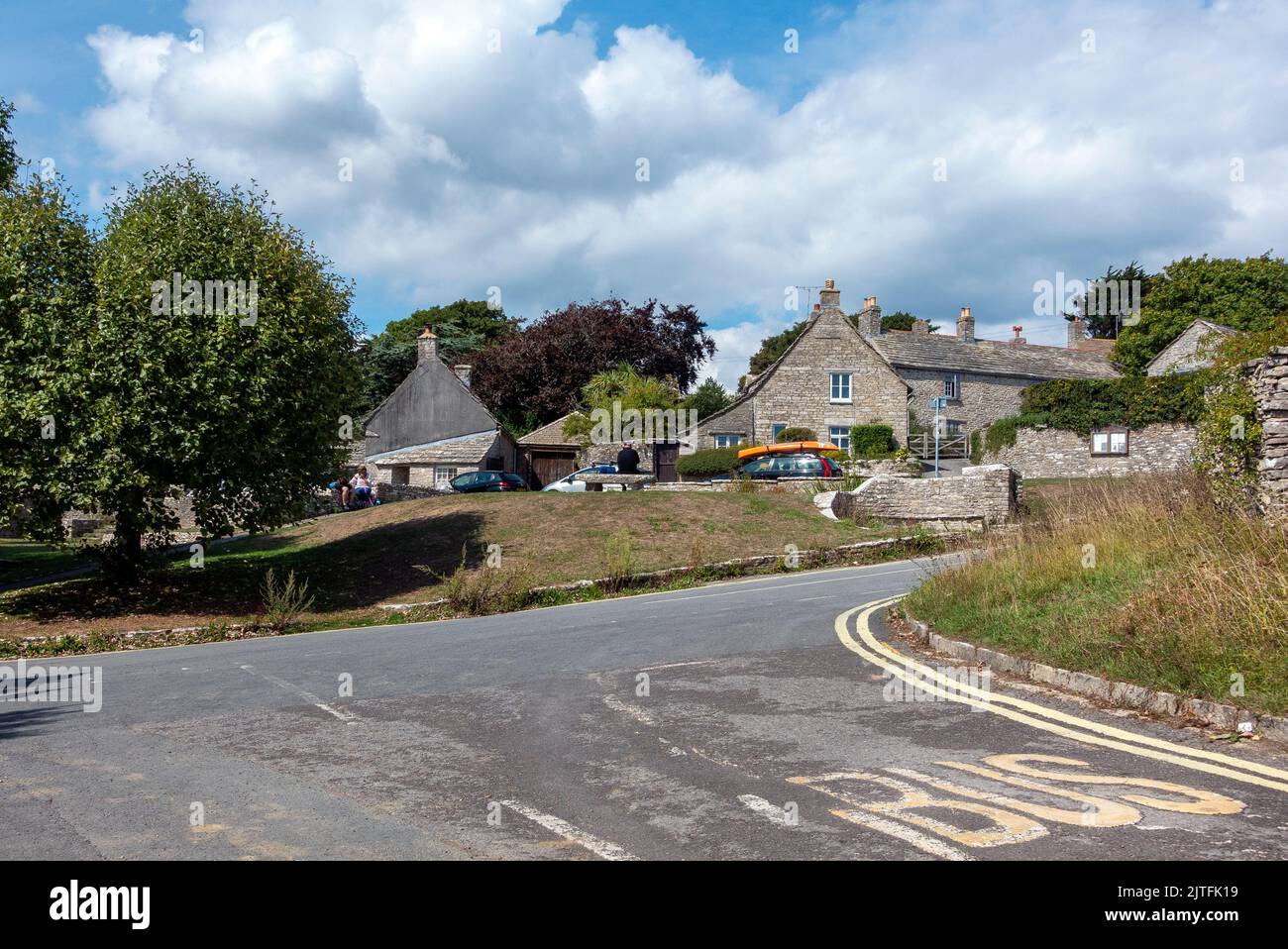 Straßenszene im schönen Dorf Worth Matravers in der Nähe von Swanage, Dorset, England Stockfoto
