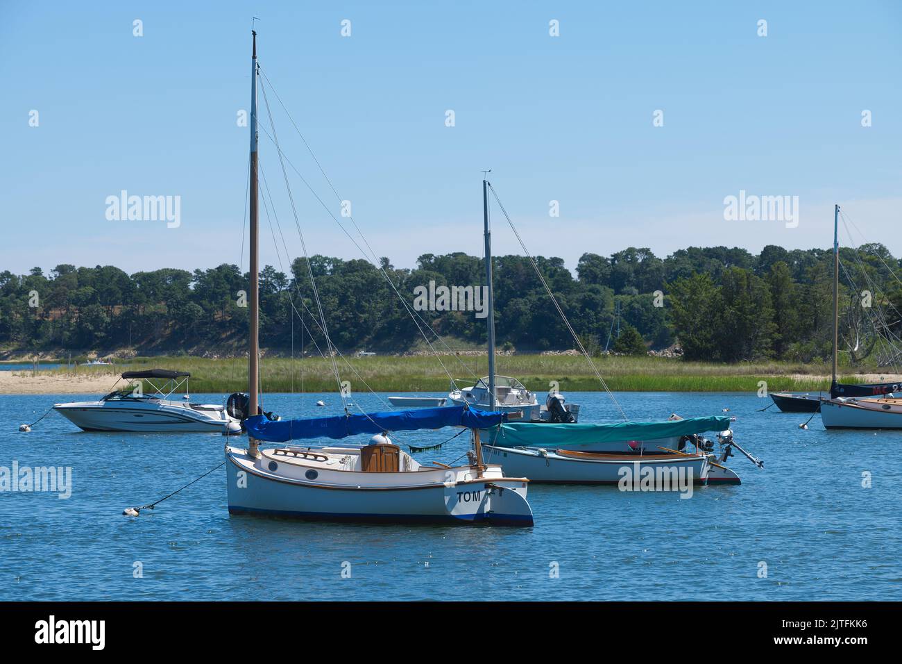 Ein catboat an seinem Liegeplatz in Round Cove, Harwich, Massachusetts, auf Cape Cod, USA Stockfoto