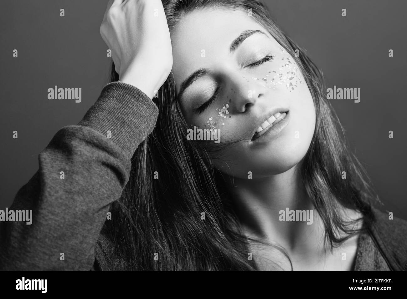 Müde junge Frau Erschöpfung Schlafentzug Stockfoto