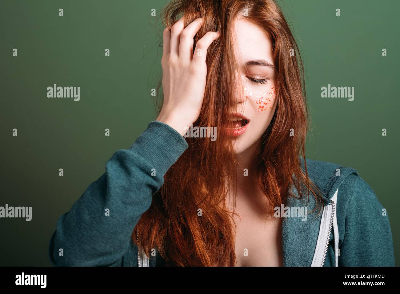 Junge Frau unordentlich Haar müde aussehen Kopfschmerzen Stockfoto