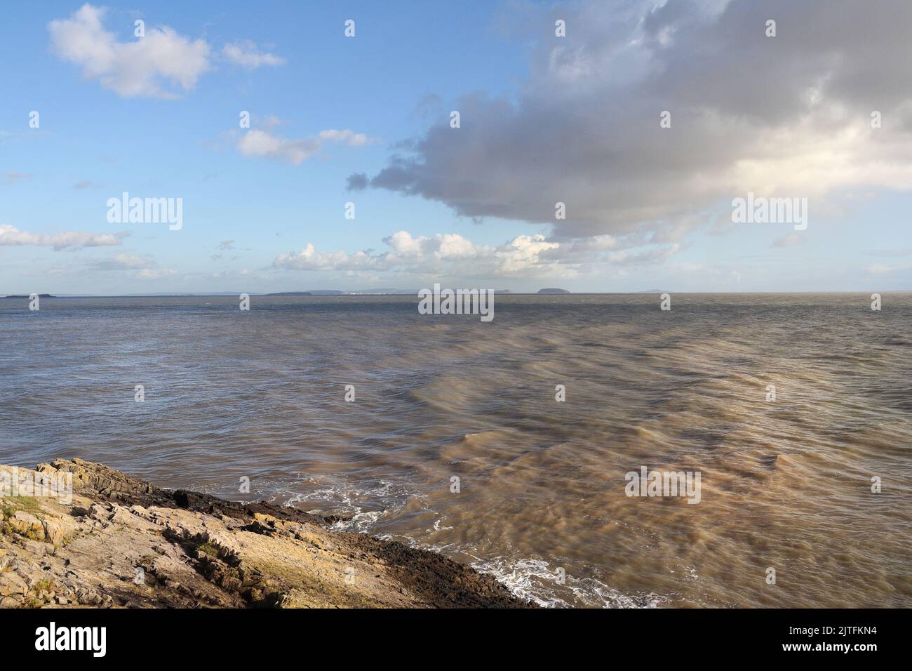 Die Severn-Mündung von Barry Island, Wales Coast, UK, welsh Coastline. Britische Küste. Landschaftlich schöner Blick auf Meer und Himmel Stockfoto