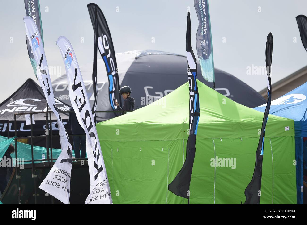 Korev und gopro Flaggen und Zelte bei der Surfveranstaltung Stockfoto