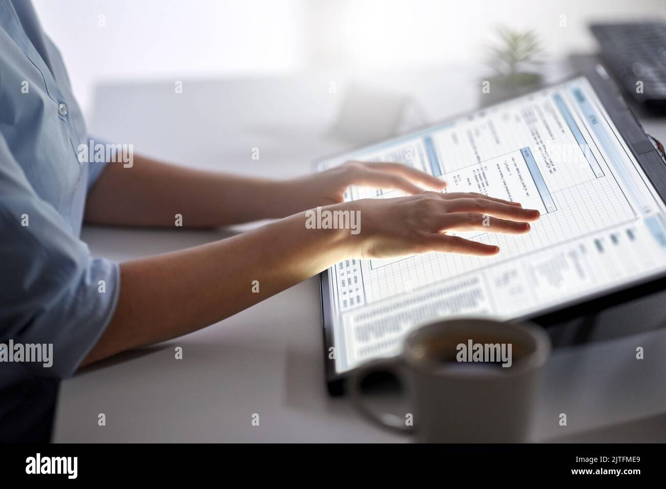 Hände, die im Büro mit einem LED-Light-Tablet arbeiten Stockfoto