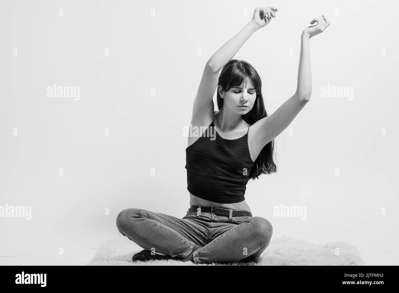 Entspannte sorglose schöne Mädchen Meditation Stockfoto
