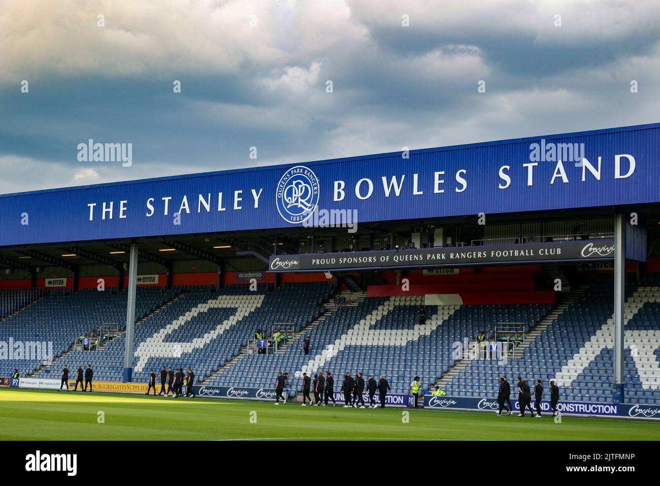 QPR-Spieler waren die Spielfeldseite entlang der neu benannten Stanley Bowles Stand vor dem Sky Bet Championship-Spiel zwischen Queens Park Rangers und Hull City im Loftus Road Stadium, London am Dienstag, 30.. August 2022. (Kredit: Ian Randall | MI News) Kredit: MI News & Sport /Alamy Live News Stockfoto