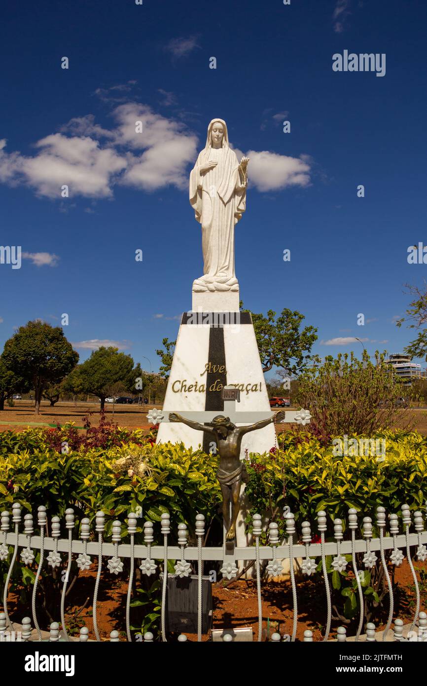 Brasília, Bundesdistrikt, Brasilien – 23. Juli 2022: Militärkathedrale der Königin des Friedens. Das Bild von Jesus und der Muttergottes, das vor der Kirche steht. Stockfoto