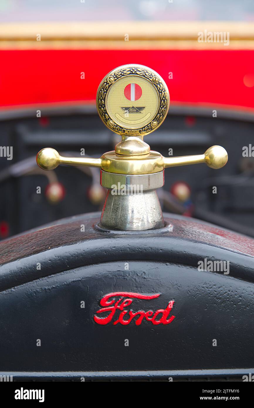 Das Haubenornament und der temperaturgurage auf einem Ford Depot Hack von 1925 auf einer Oldtimer-Show in Dennis, Massachusetts, auf Cape Cod Stockfoto Das Haubenornament und der temperaturgurage auf einem Ford Depot Hack von 1925 auf einer Oldtimer-Show in Dennis, Massachusetts, auf Cape Cod Stockfoto