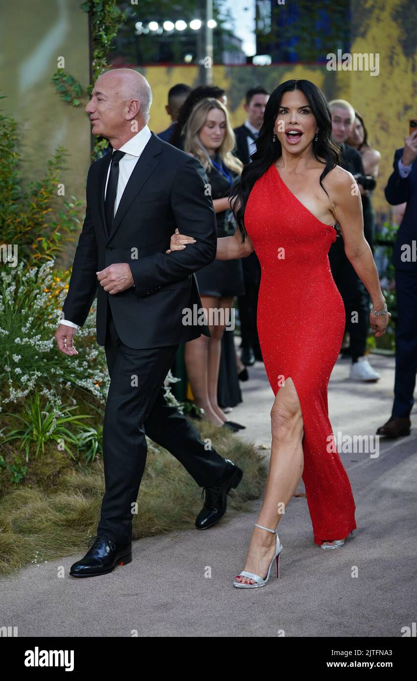 Jeff Bezos und Laura Sanchez nahmen an der Weltpremiere von „der Herr der Ringe: Die Ringe der Macht“ am Odeon Leicester Square in London Teil. Bilddatum: Dienstag, 30. August 2022. Stockfoto