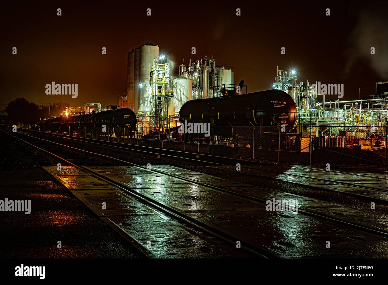 Am frühen Morgen Fabrik und Zug Autos Coshocton OH Stockfoto