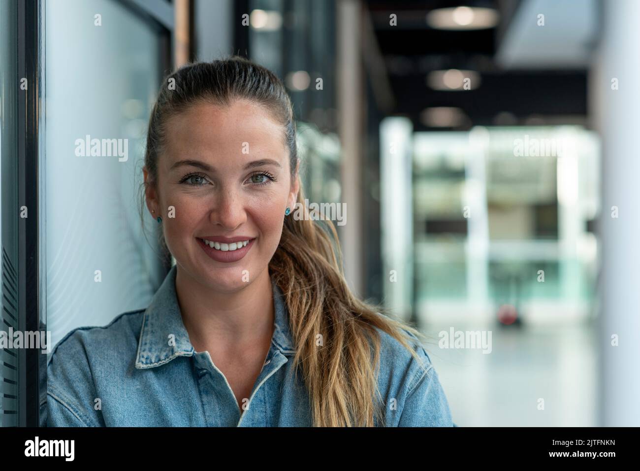 Junge spanische Geschäftsfrau lächelt vor der Kamera - Stock Foto Stockfoto