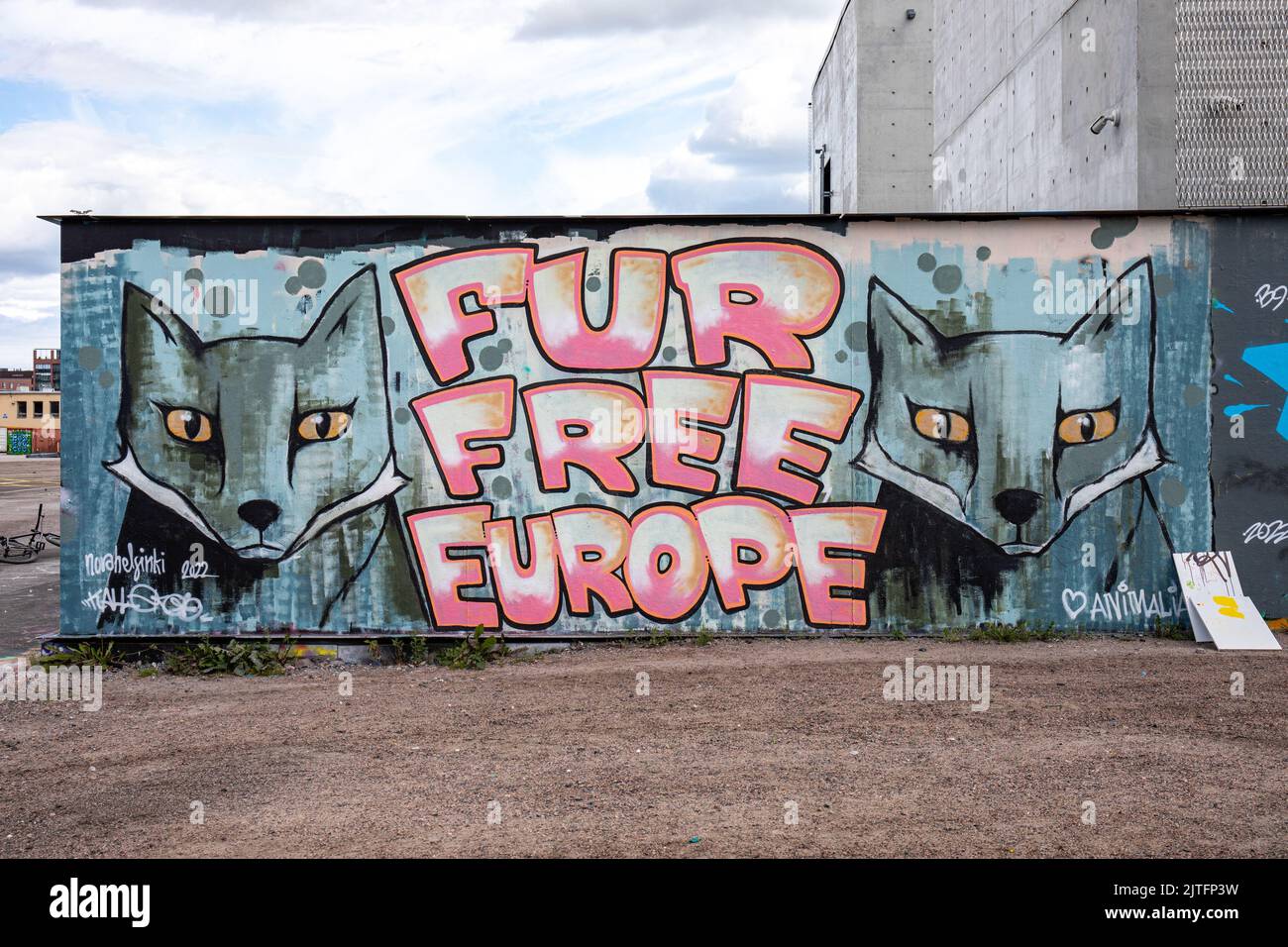 Nur für redaktionelle Zwecke: Pelzfreies Europa (2022). Ein Graffiti-Wandgemälde von Nora Helsinki und Kalle Koo auf der Graffiti-Wand von Suvilahti in Helsinki, Finnland. Stockfoto