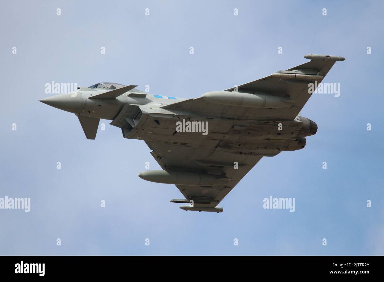 RAF Euro Fighter Typhoon Rufzeichen 'Spartan1' beim Start von der Start- und Landebahn 25 bei RAF Coningsbis zum 18.. August 2022 Stockfoto