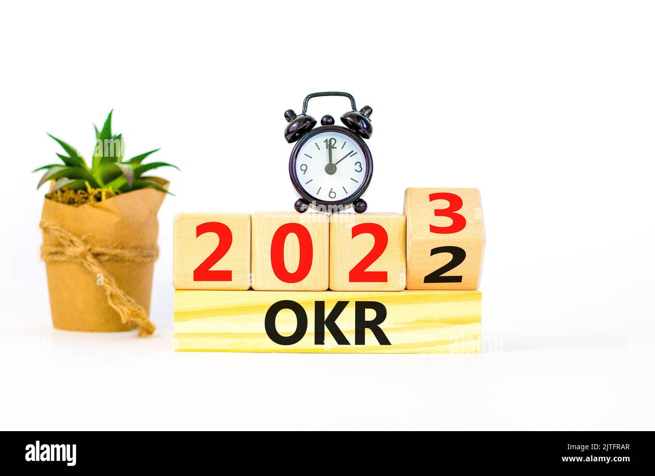 Symbol für OKR, Ziele und Schlüsselergebnisse. Gedrehte Würfel mit den Worten OKR 2022 und OKR 2023 auf schönem weißen Hintergrund. Business OKR 2023 Ziele und Stockfoto