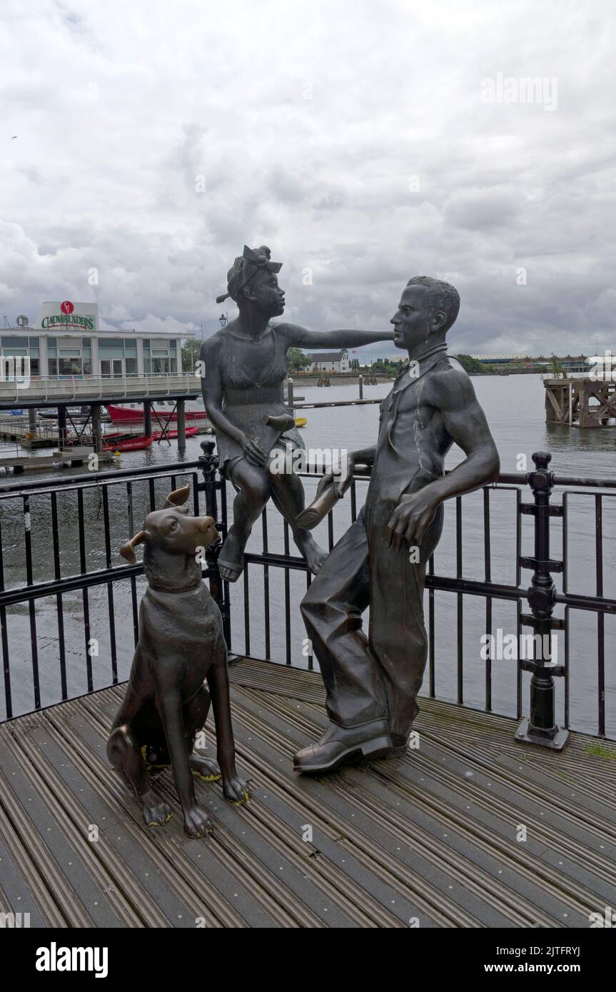 Menschen wie wir Statue Gruppe. Mermaid Quay. Cardiff Bay 2022 Stockfoto