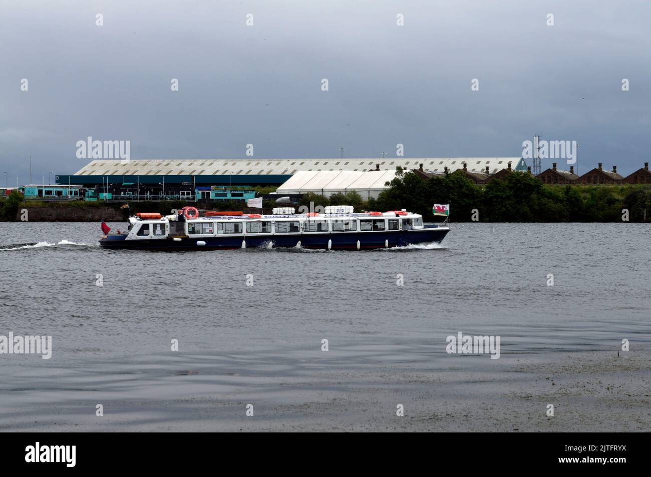 Cardiff Bay - Bootstour in der Bucht und seltsame Wolkenformationen über der Cardiff Barrage. Sommer 2022 Stockfoto