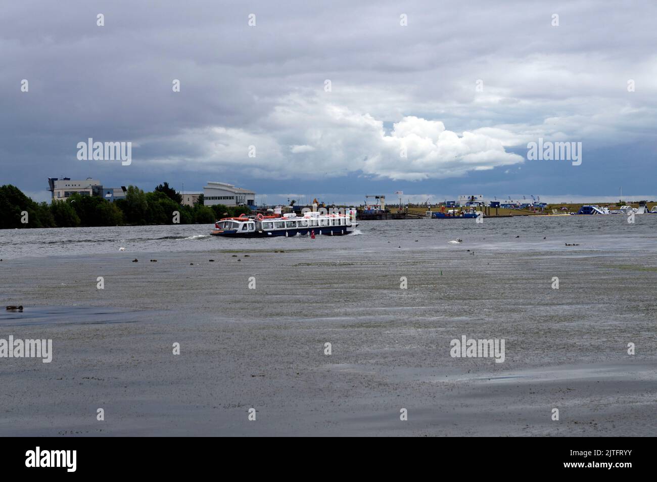 Cardiff Bay - Bootstour in der Bucht und seltsame Wolkenformationen über der Cardiff Barrage. Sommer 2022 Stockfoto