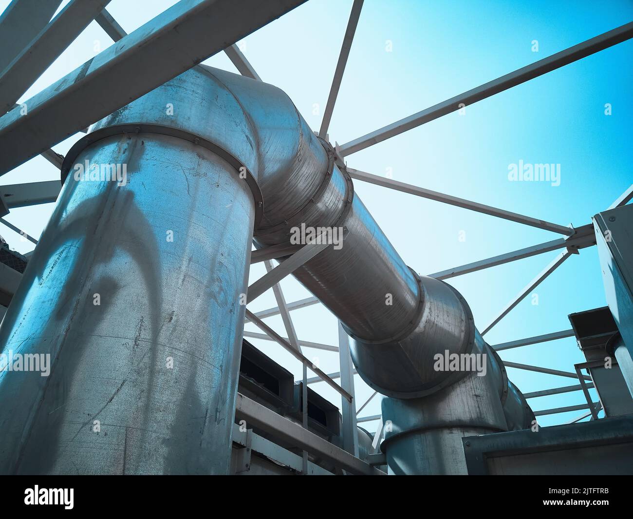Industriepipeline vor hellblauem Himmel Stockfoto