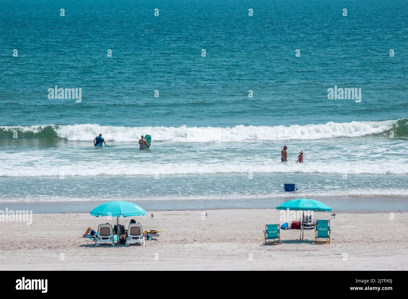 Sonnenschirme und Stühle am Jacksonville Beach am Atlantik in Jacksonville Beach, Florida, USA Stockfoto