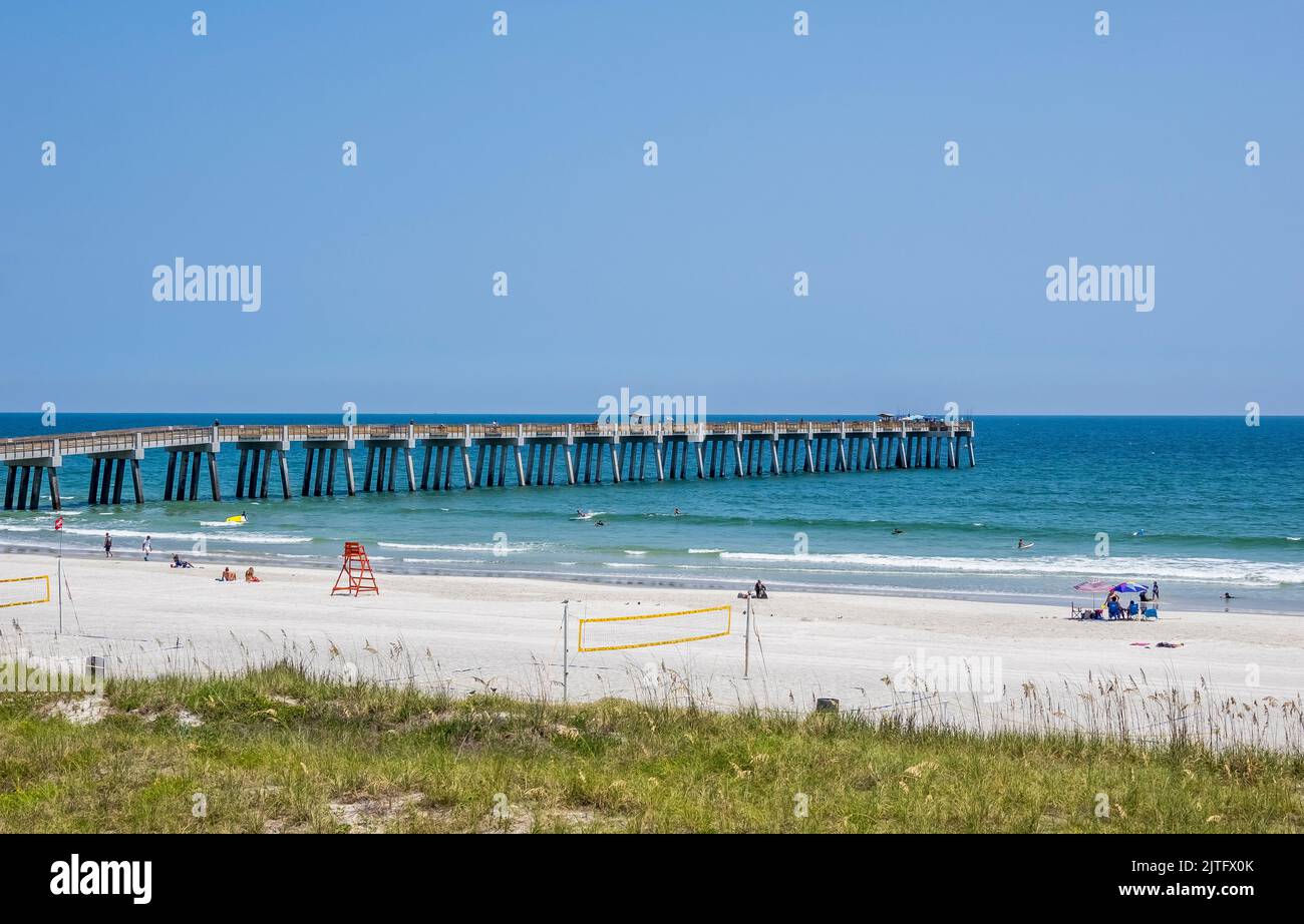 Jacksonville Beach und Pier am Atlantischen Ozean in Jacksonville Beach, Florida, USA Stockfoto