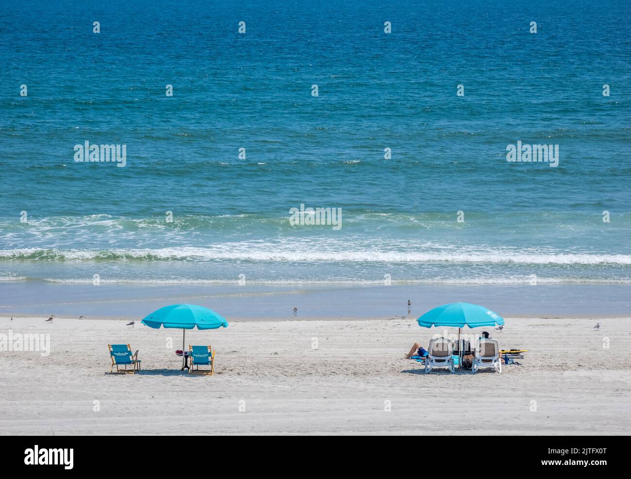 Sonnenschirme und Stühle am Jacksonville Beach am Atlantik in Jacksonville Beach, Florida, USA Stockfoto