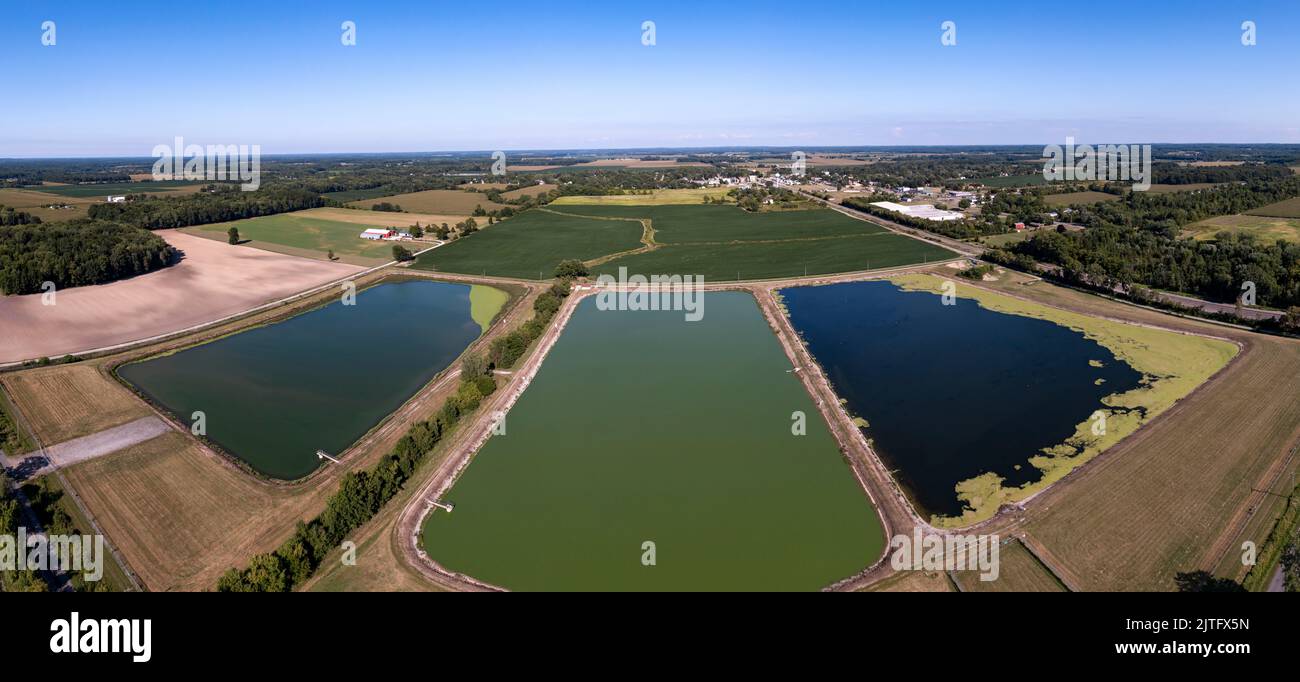Three Oaks, Michigan - Lagunen zur Stabilisierung von Abwasser für das Dorf Three Oaks, in der Ferne gesehen. Die Lagunen behandeln Abwasser als Bakterien Stockfoto