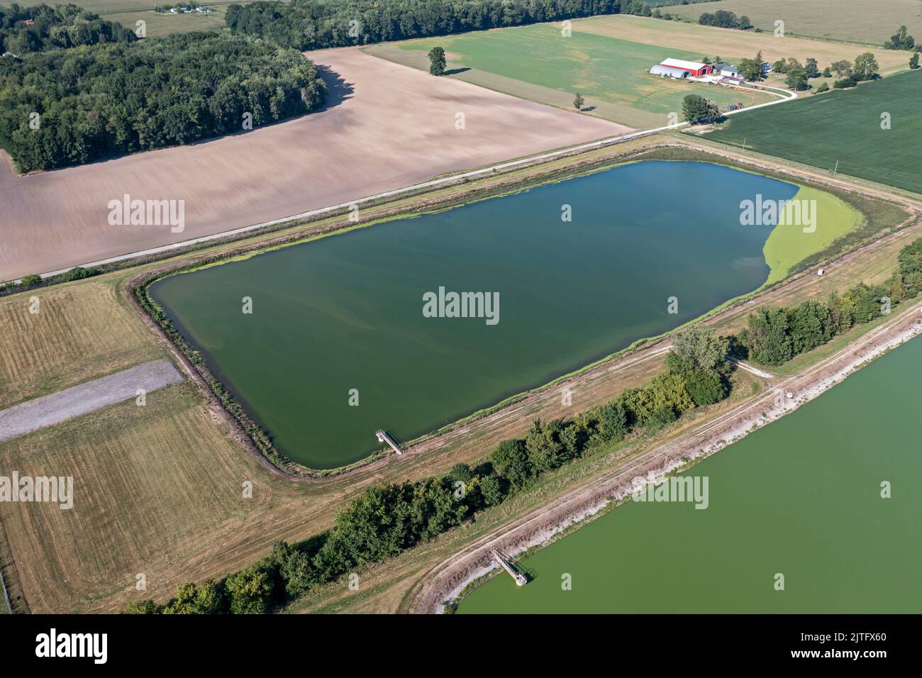 Three Oaks, Michigan - Lagunen zur Stabilisierung von Abwasser für das Dorf Three Oaks. Die Lagunen behandeln Abwasser, da Bakterien mit organischer Matte reagieren Stockfoto