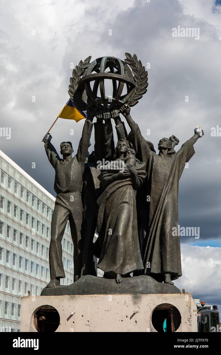 Maailman rauha Skulptur von Oleg Kiryuhin im Stadtteil Hakaniemi in Helsinki, Finnland Stockfoto