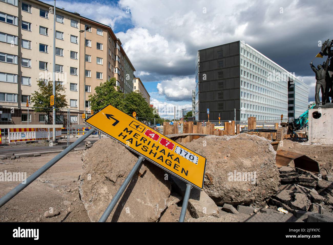 Ein Straßenschild auf dem Boden während der Bauarbeiten an Kruunusillat im Stadtteil Hakaniemi in Helsinki, Finnland Stockfoto