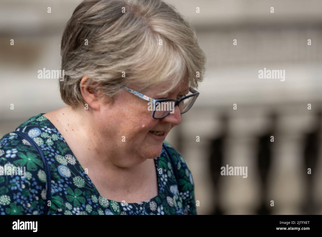 London, Großbritannien. 30. August 2022. Thérèse Coffey, Arbeits- und Pensionsminister, verlässt das Kabinettsbüro, 70 Westminster London UK Kredit: Ian Davidson/Alamy Live News Stockfoto