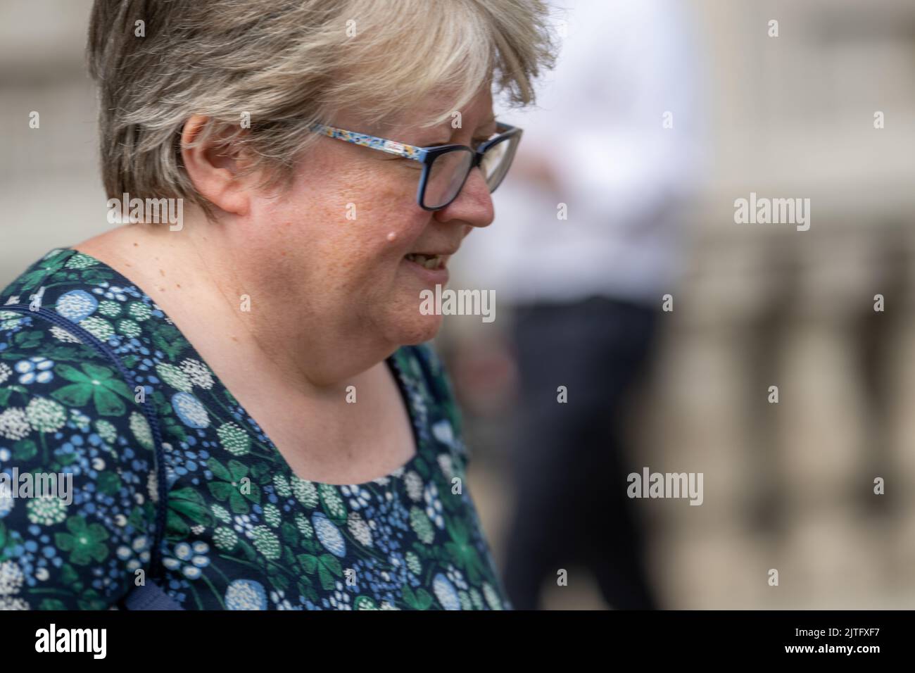 London, Großbritannien. 30. August 2022. Thérèse Coffey, Arbeits- und Pensionsminister, verlässt das Kabinettsbüro, 70 Westminster London UK Kredit: Ian Davidson/Alamy Live News Stockfoto