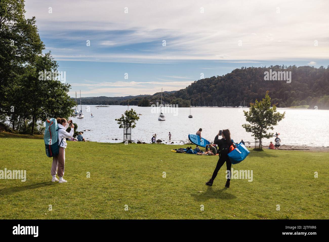 Teenager-Mädchen, die mit ihren Mobiltelefonen am Cockshot Point om Lake Windermere Fotos machen Stockfoto