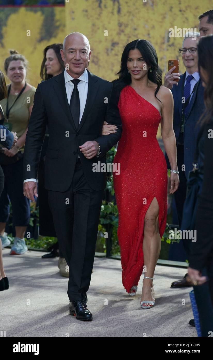 Jeff Bezos und Lauren Sanchez nahmen an der Weltpremiere von „der Herr der Ringe: Die Ringe der Macht“ am Odeon Leicester Square in London Teil. Bilddatum: Dienstag, 30. August 2022. Stockfoto