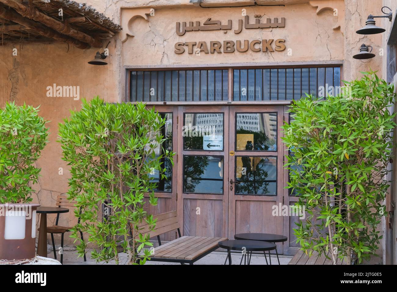 Ungewöhnliche Beschilderung und Außenansicht Starbucks Coffee Shop im historischen Teil von Dubai.Dubai, VAE, 2022. August Stockfoto