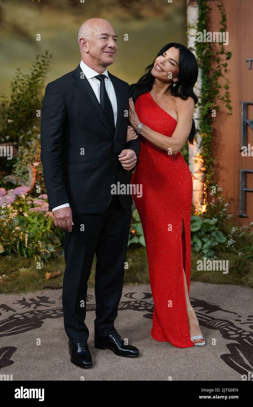 Jeff Bezos und Lauren Sanchez nahmen an der Weltpremiere von „der Herr der Ringe: Die Ringe der Macht“ am Odeon Leicester Square in London Teil. Bilddatum: Dienstag, 30. August 2022. Stockfoto