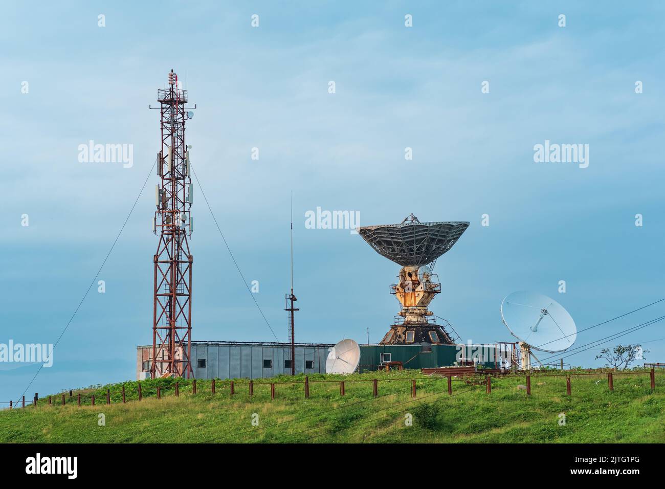 Fernsehstation des Raumkommunikationssystems in Juschno-Kurilsk Stockfoto