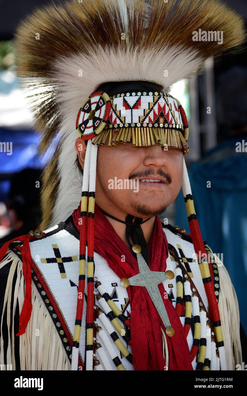 Ein indianischer Mann, Trae Little Sky, posiert für Fotos auf dem jährlichen Santa Fe Indian Market in Santa Fe, New Mexico. Stockfoto