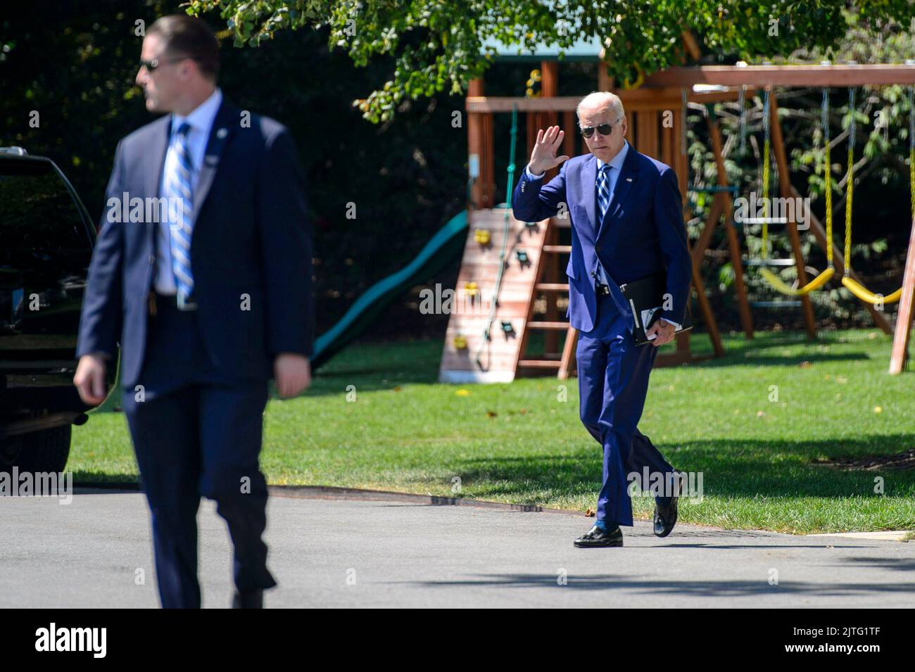 Der Präsident der Vereinigten Staaten, Joe Biden, winkt der Presse zu, während er den South Lawn des Weißen Hauses in Washington, DC, auf seinem Weg nach Wilkes-Barre, Pennsylvania überquerte, um am Dienstag, dem 30. August 2022, Bemerkungen zu seinem Safer American Plan zu geben, der die Waffenkriminalität weiter reduzieren würde. Kredit: Bonnie Cash/Pool über CNP /MediaPunch Stockfoto