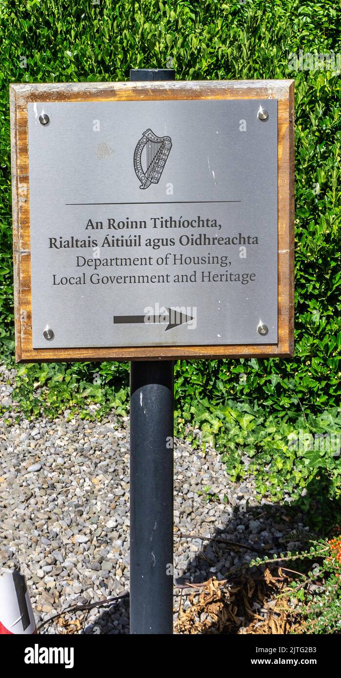 Das Zeichen für die Büros des Department of Housing, Local Government und Heritage im Zollhaus in Dublin, Irland. Stockfoto