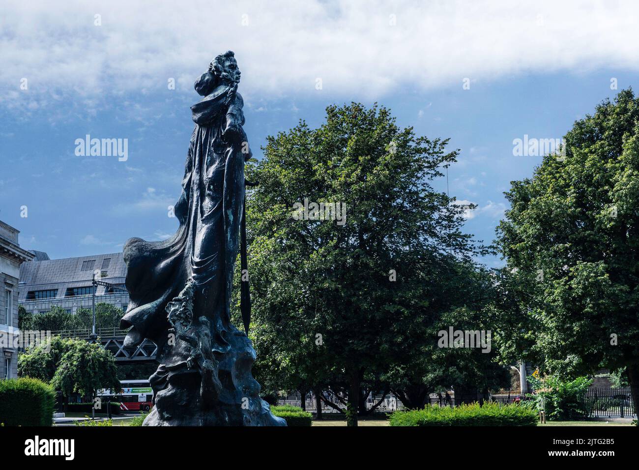 Die freistehende Statue von Éire mit einem sterbenden Soldaten, die von Yann Renard-Goule an der Nordfront des Custom House in Dublin, Irland, gemeißelt wurde. Stockfoto