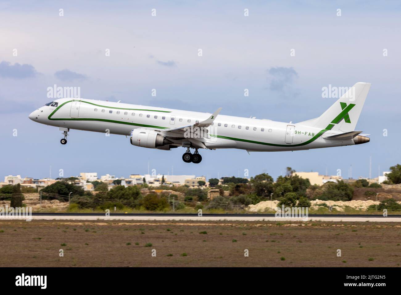 Air X Charter Embraer Lineage 1000 (ERJ-190-100ECJ) (REG: 9H-FAB) auf der Finalbahn 31. Stockfoto