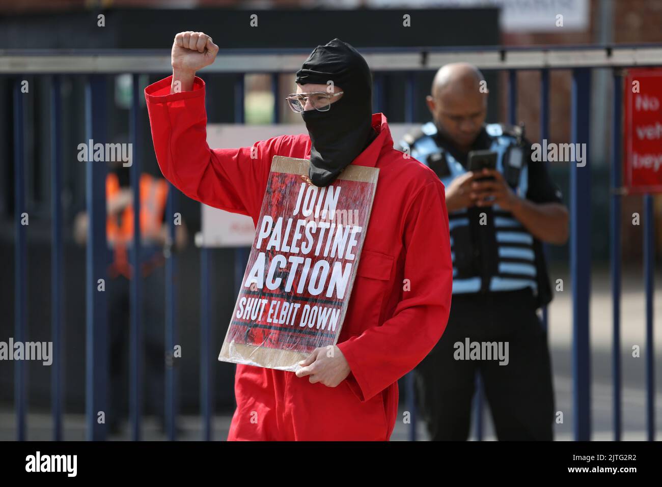 Shepstone, Großbritannien. 30. August 2022. Ein Protestler protestiert, als sich Anhänger der Palestine Action mit anderen Protestgruppen zusammenschließen, um vor UAV Engines, Shepstone und Mitarbeitern zu demonstrieren. Das Unternehmen, eine Tochtergesellschaft von Elbit Systems, produziert Drohnen für den Einsatz durch die israelischen Streitkräfte in Gaza und anderswo. Die Demonstranten schlugen drei Zelte direkt vor den Toren auf, um an den Widerstand gegen ihren Waffenhandel zu erinnern. Sie fordern die Schließung der Fabrik. Kredit: SOPA Images Limited/Alamy Live Nachrichten Stockfoto